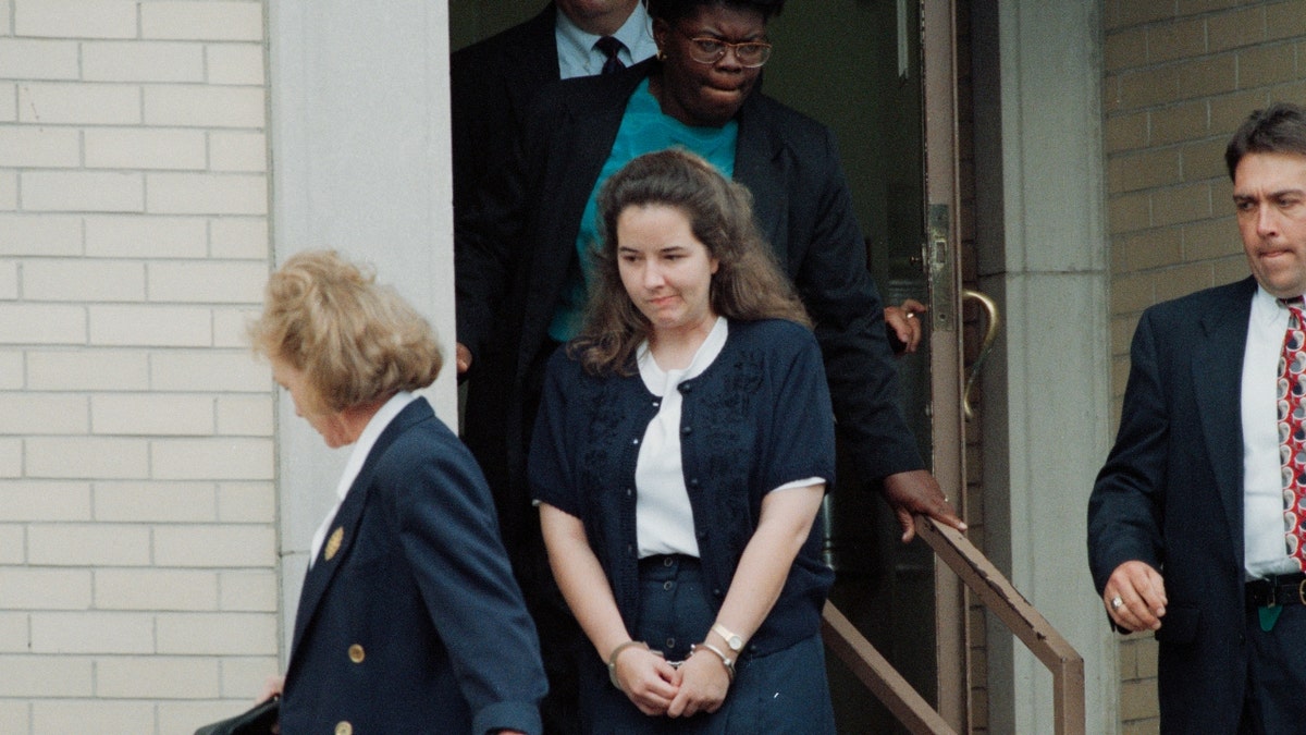 Susan Smith walks with her attorneys in 1995