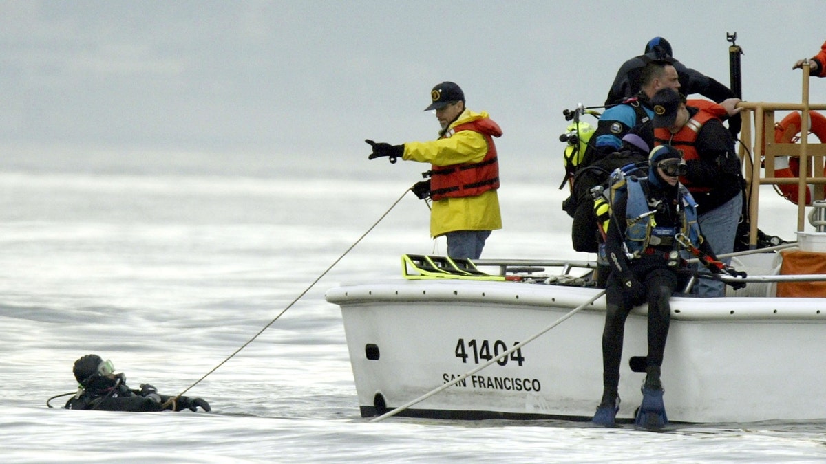 A diver receives instructions while searching for the body of missing pregnant woman Laci Peterson January 11, 2003 in the San Francisco Bay near Berkeley, California.