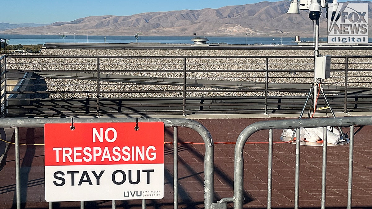 Barrier of roof of Loose Center