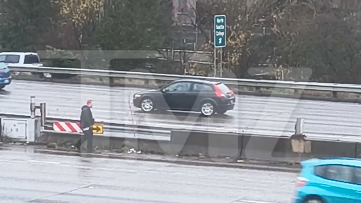 Suspect seen walking on Seattle interstate on Christmas Day