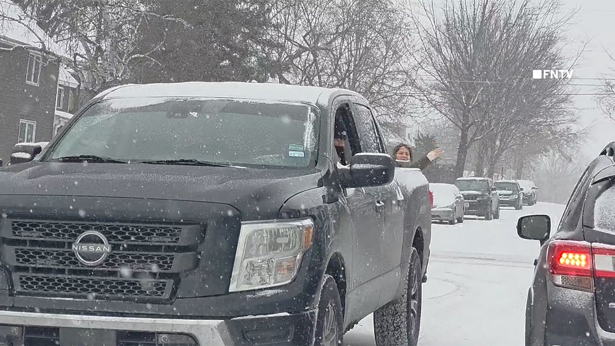 ice-agent-confronts-bystanders-minneapolis
