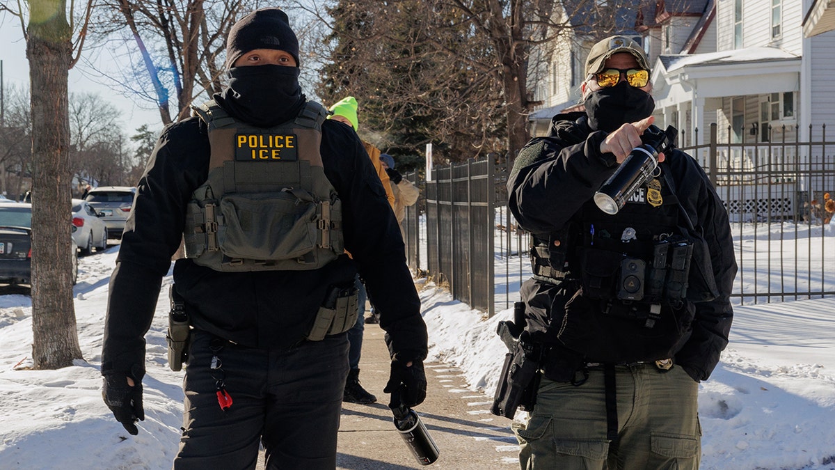 ICE agents in Minneapolis sidewalk