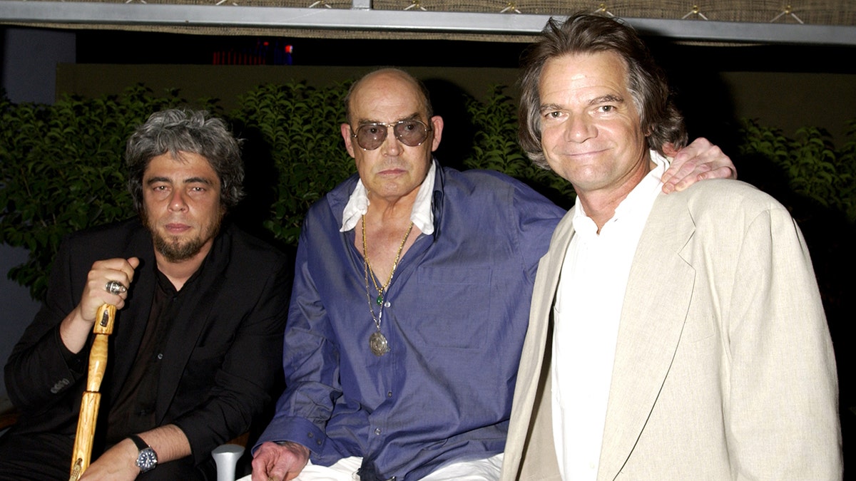 Benicio Del Toro, Hunter S. Thompson and Wayne Ewing sitting down