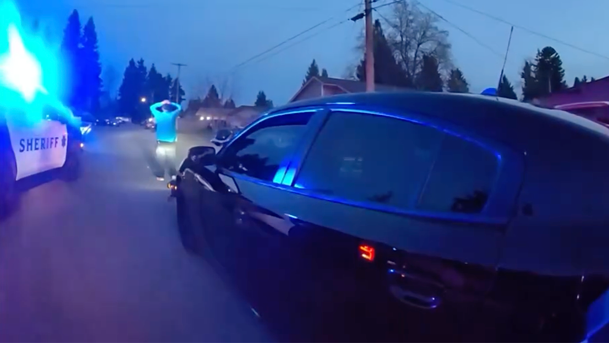Suspect with hands up surrenders to deputies after high-speed chase in Washington