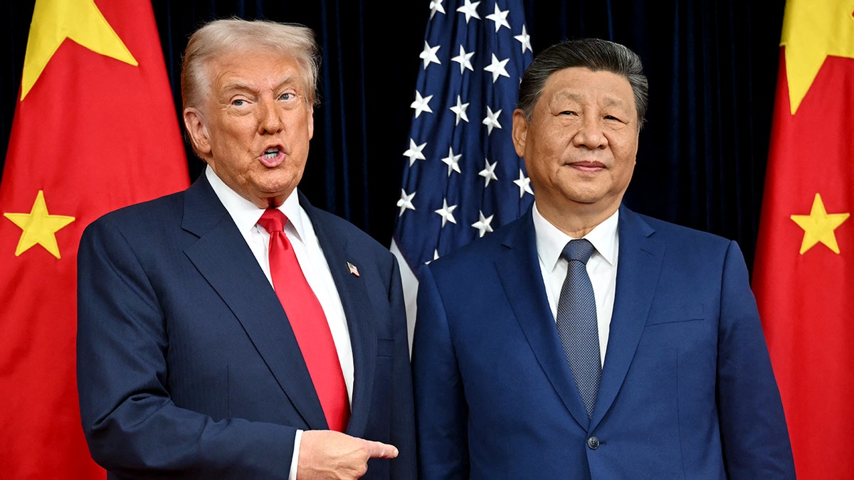 Trump next to Xi Jinping