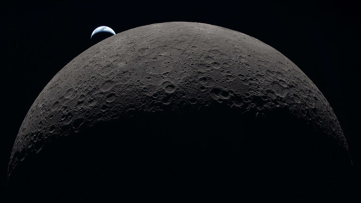 Artemis II crew captures Earth setting behind the Moon during lunar flyby