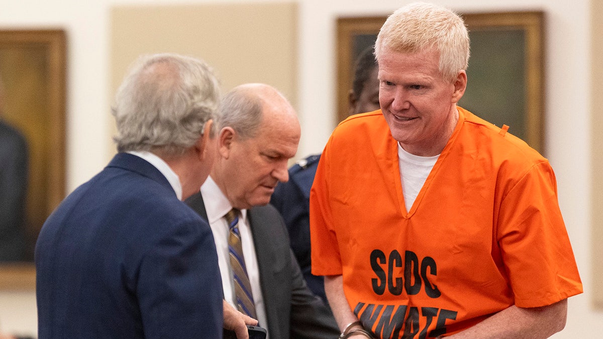 Alex Murdaugh talking with attorneys Dick Harpootlian and Jim Griffin in a courtroom