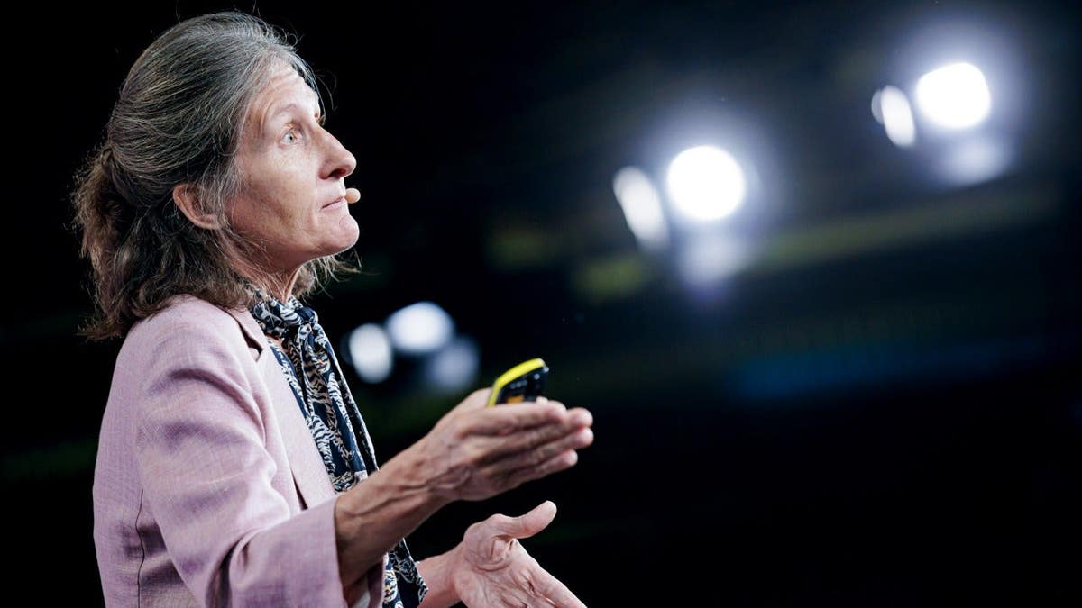 Anna Lembke gives a lecture in Germany
